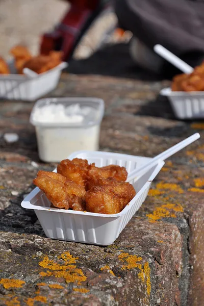 Holandia | Kibbelingi podawane są z sosem czosnkowym lub remoulade Holandia | Kibbelingi podawane są z sosem czosnkowym lub remoulade