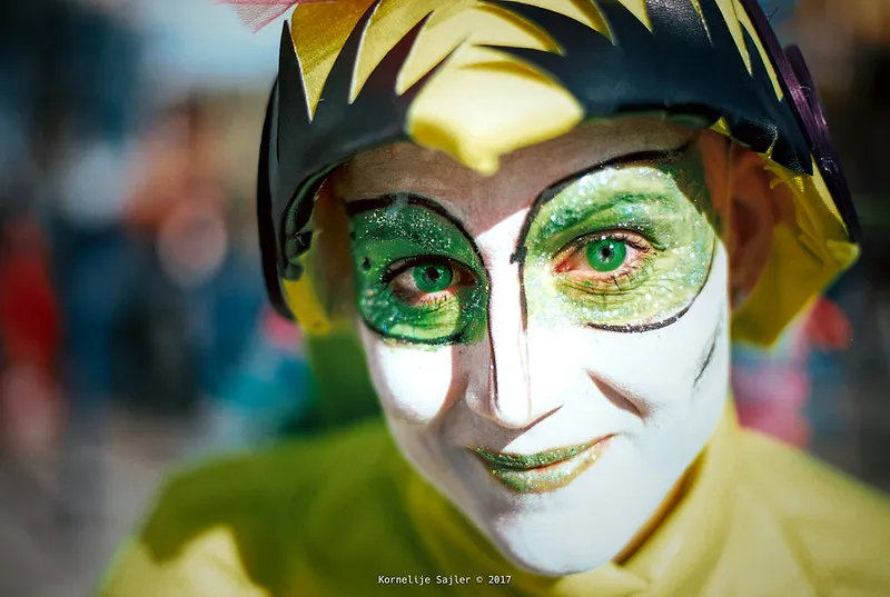 Podczas karnawału każdy uczestnik przebiera się w kolorowe stroje Podczas karnawału każdy uczestnik przebiera się w kolorowe stroje