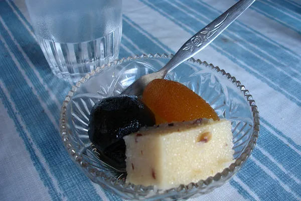 Cypr | Tradycyjny cypryjski przysmak podaje się w małych, kryształowych lub porceloanowych miseczkach Cypr | Tradycyjny cypryjski przysmak podaje się w małych, kryształowych lub porceloanowych miseczkach