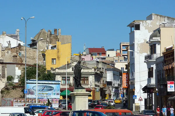 Rumunia | Antyczny pieśniarz zagubiony w miejskim zgiełku Rumunia | Antyczny pieśniarz zagubiony w miejskim zgiełku