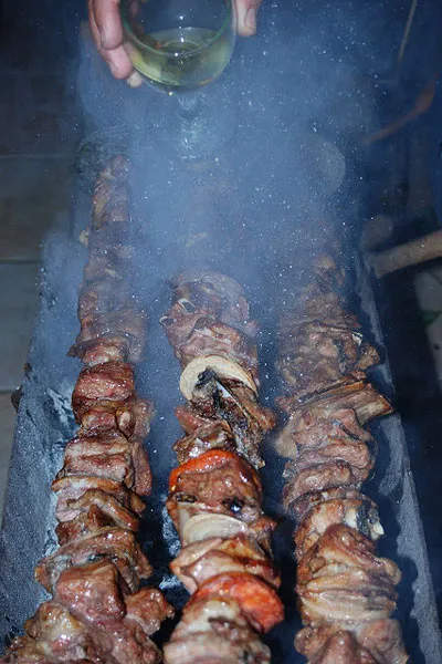 Cypr | W międzyczasie mięso posypuje przyprawami i polewa oliwą lub winem, aby pozostało soczyste Cypr | W międzyczasie mięso posypuje przyprawami i polewa oliwą lub winem, aby pozostało soczyste