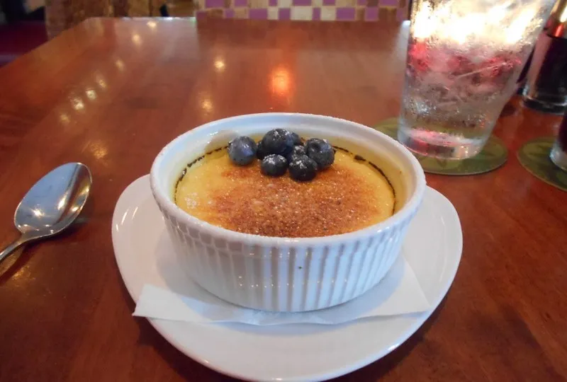 Francja | Crème brûlée - deser z chrupką warstwą skarmelizowanego cukru Francja | Crème brûlée - deser z chrupką warstwą skarmelizowanego cukru