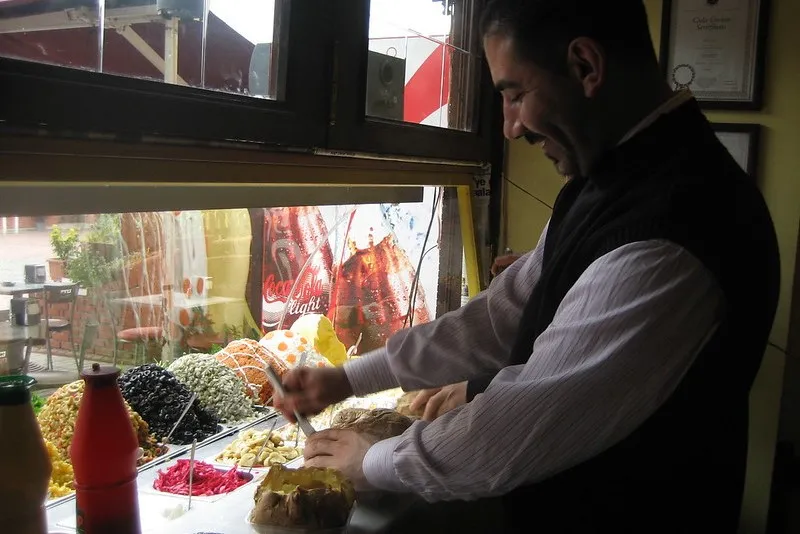 Turcja | Kumpir doskonale komponuje się z wieloma dodatkami