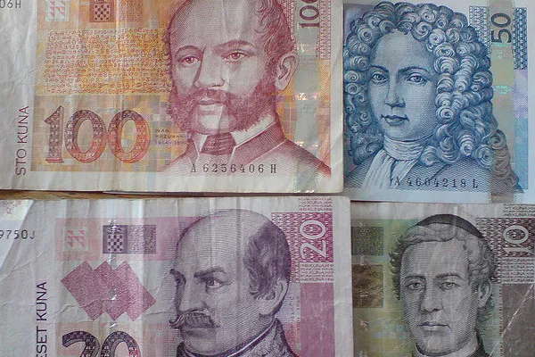 Krk | Chorwackie banknoty posiadają nominały: 5, 10, 20, 50, 100, 200, 500 oraz 1000 kun