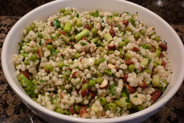 Tunezja | W czasie letnich miesięcy kuskus podawany jest z dodatkiem świeżych warzyw Tunezja | W czasie letnich miesięcy kuskus podawany jest z dodatkiem świeżych warzyw