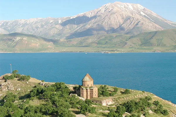 Turcja | Ahtamar – jedna z wysp Jeziora Van