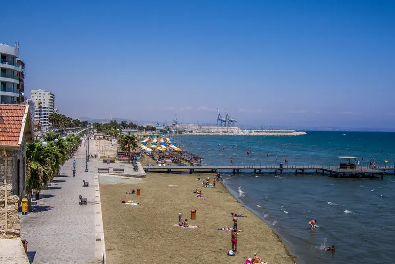 Cypr | Kąpiel słoneczna na plaży Finikoudes w Larnace