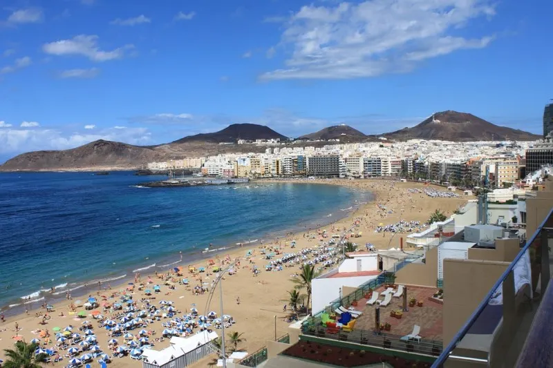 Gran Canaria | Zatłoczona plaża w Las Palmas, stolicy Gran Canarii