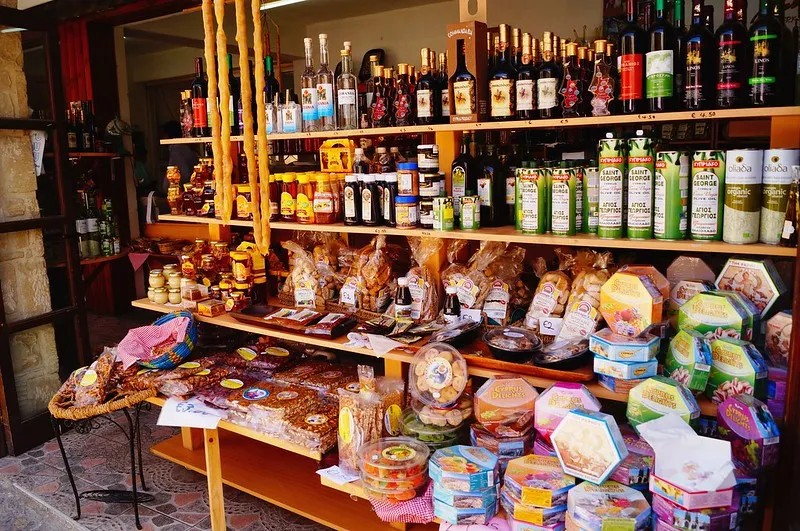 Cypr | Tradycyjne cypryjskie produkty w sklepie we wsi Omodos Cypr | Tradycyjne cypryjskie produkty w sklepie we wsi Omodos