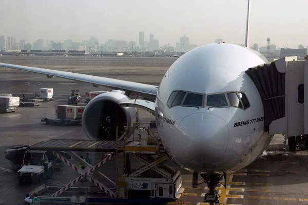 Dubaj | Podróż życia czas zacząć – świt na lotnisku w Dubaju Dubaj | Podróż życia czas zacząć – świt na lotnisku w Dubaju