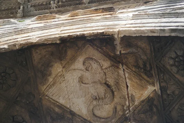 Chorwacja | Wewnątrz łuku widnieje przedstawienie orła trzymającego w szponach węża Chorwacja | Wewnątrz łuku widnieje przedstawienie orła trzymającego w szponach węża