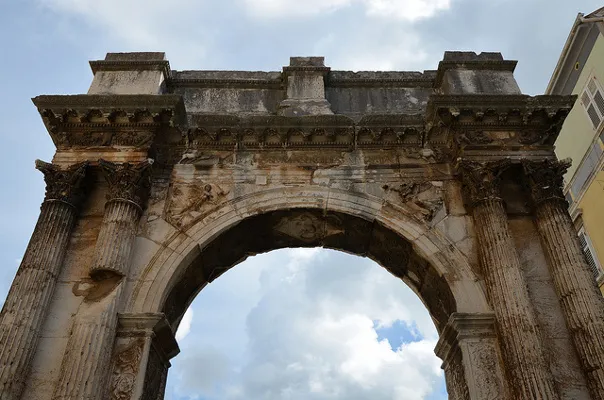 Chorwacja | Łuk zdobią 4 korynckie kolumny Chorwacja | Łuk zdobią 4 korynckie kolumny