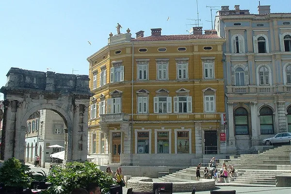 Chorwacja | Mieszkańcy Puli nazywają Łuk Sergiusza Złotą Bramą Chorwacja | Mieszkańcy Puli nazywają Łuk Sergiusza Złotą Bramą