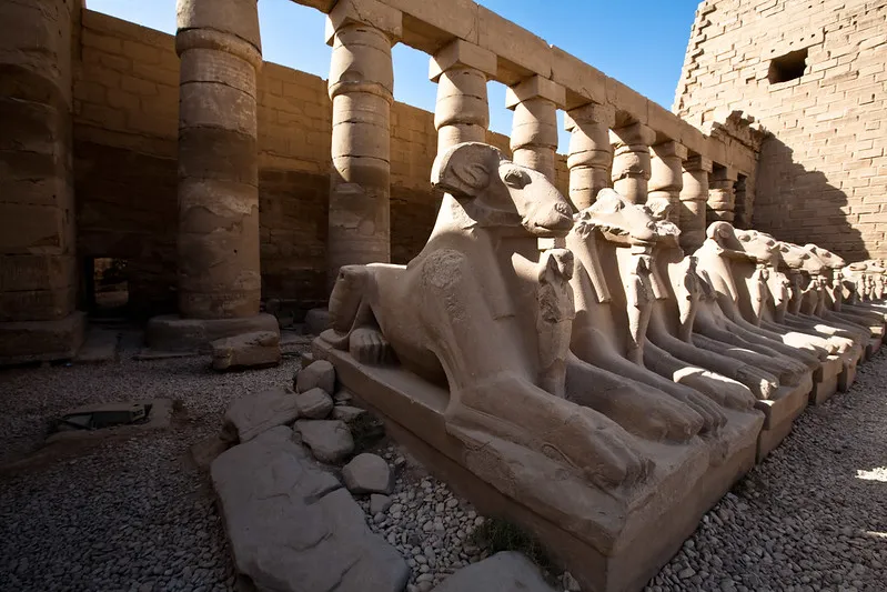 Egipt - Luksor | W Luksorze turyści podziwiać mogą całe bogactwo zabytków architektury i sztuki z najdawniejszych okresów historii Egiptu