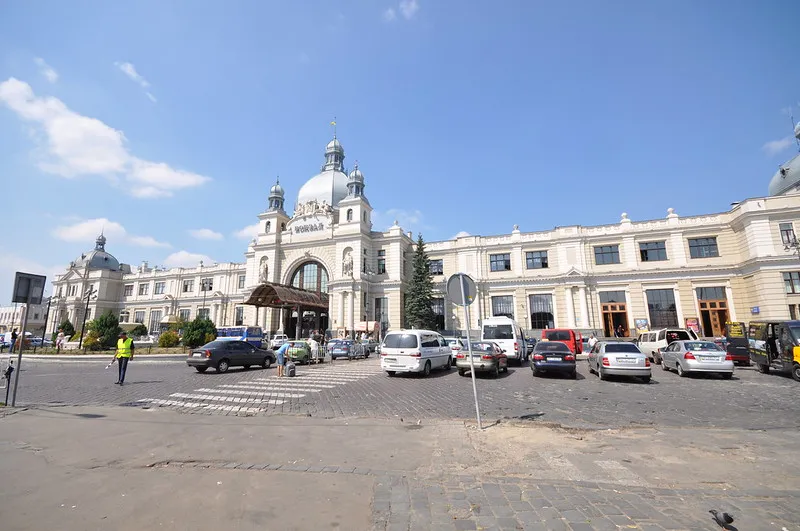 Ukraina | Dworzec Główny we Lwowie to wspaniały pomnik architektury i sztuki inżynierskiej Ukraina | Dworzec Główny we Lwowie to wspaniały pomnik architektury i sztuki inżynierskiej
