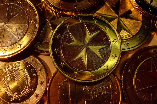 Malta | Na monetach o nominałach €1 i €2 przedstawiony został krzyż maltański Malta | Na monetach o nominałach €1 i €2 przedstawiony został krzyż maltański