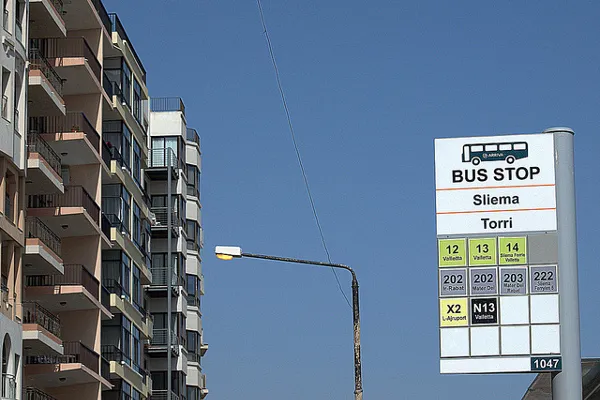 Malta | Przystanek autobusowy w mieście Sliema Malta | Przystanek autobusowy w mieście Sliema