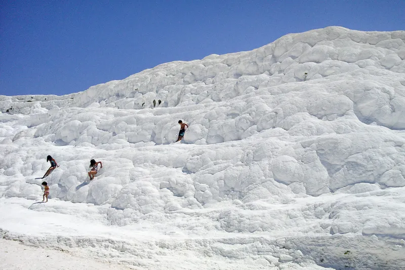 Turcja - Pamukkale | Wapienne osady przypominają śnieg lub góry bawełny