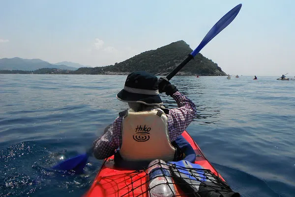 Chorwacja | Mały kajakarz w drodze na Kolocep Chorwacja | Mały kajakarz w drodze na Kolocep