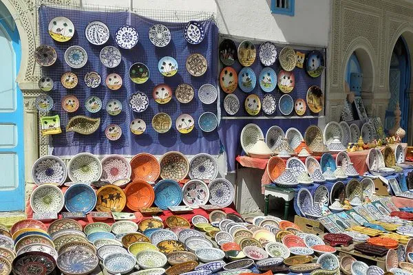 Tunezja | Stoisko z wyrobami ceramicznymi w Medynie Tunezja | Stoisko z wyrobami ceramicznymi w Medynie