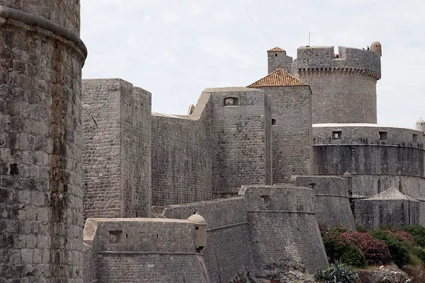 Chorwacja | Mury sięgają 25 metrów wysokości, a ich grubość od strony lądu dochodzi do 6 metrów