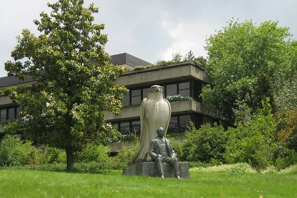 Portugalia | Pomnik Calouste Gulbenkiana przed budynkiem muzeum Portugalia | Pomnik Calouste Gulbenkiana przed budynkiem muzeum