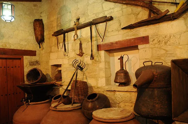 Cypr | W muzeum podziwiać można zabytki związane z tradycjią uprawy winorośli i produkcji wina na Cyprze, na przestrzeni kilku milenniów