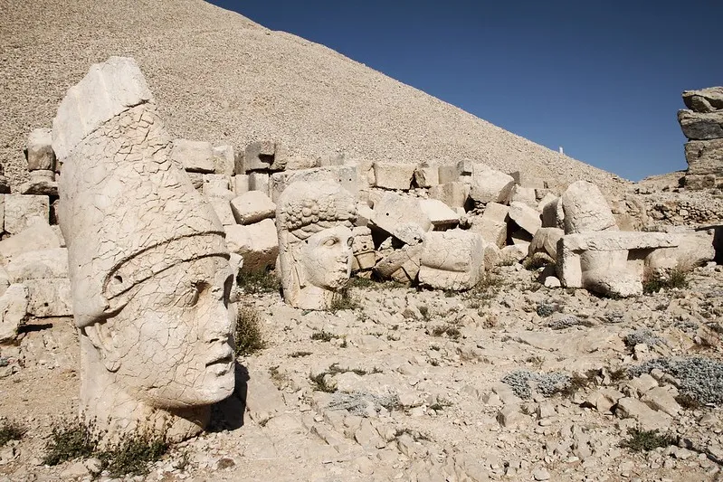 Turcja | Antioch I zasłynął dzięki budowie wspaniałego sanktuarium religijnego na szczycie góry Nemrut (Nemrut Dag)