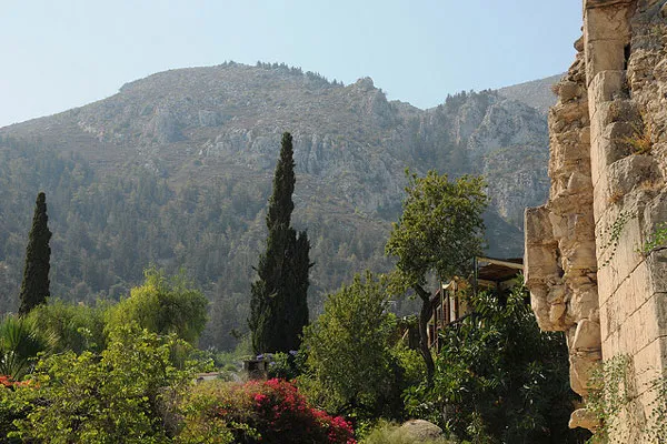 Cypr | Widok z murów opactwa Bellapais