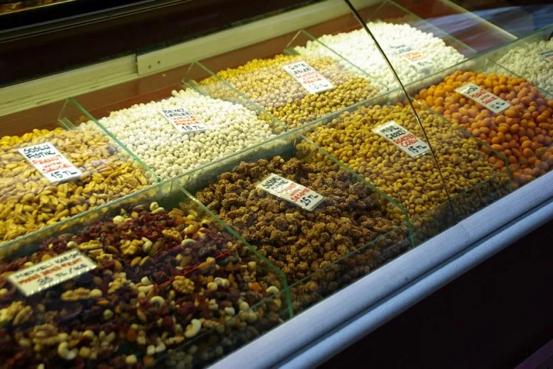 Turcja | Różne rodzaje orzeszków na tureckim targu