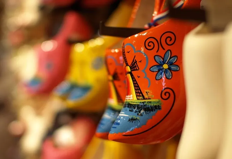 Holandia | Tradycyjne holenderskie chodaki, nazywane dawniej sabotami Holandia | Tradycyjne holenderskie chodaki, nazywane dawniej sabotami