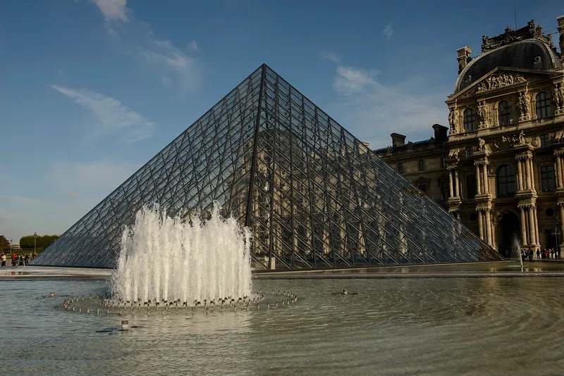 Francja - Paryż | Luwr ze słynną Pyramide du Louvre Francja - Paryż | Luwr ze słynną Pyramide du Louvre