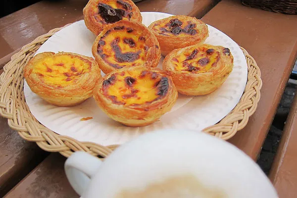 Lizbona | Słynne lizbońskie ciastka z budyniem pasteis de nata Lizbona | Słynne lizbońskie ciastka z budyniem pasteis de nata
