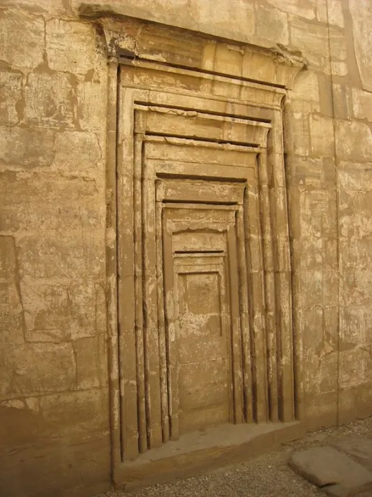 Egipt | Ślepe wrota są elementem architektonicznym często pojawiającym się w architekturze starożytnych piramid