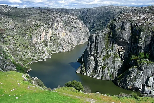 Portugalia | Krajobraz z rzeką Duero Portugalia | Krajobraz z rzeką Duero