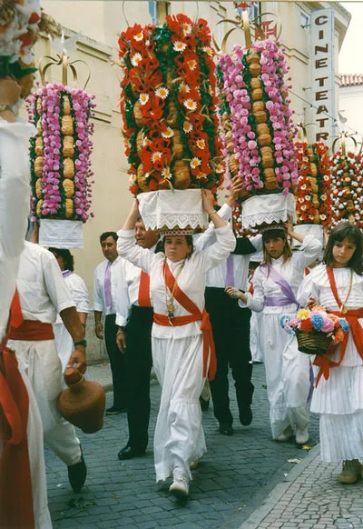Portugalia | Kolorowe konstrukcje na głowach kobiet ważą ok.15 kg, wśród kwiatów umieszcza się także święcony później chleb Portugalia | Kolorowe konstrukcje na głowach kobiet ważą ok.15 kg, wśród kwiatów umieszcza się także święcony później chleb