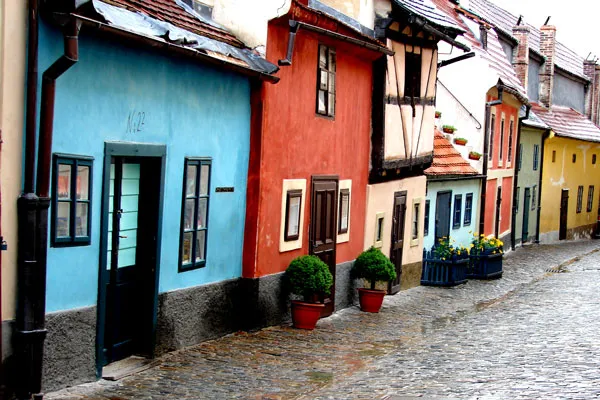 Praga | Zroszone deszczem uliczki z pewnością nie zniechęcą prawdziwych miłośników zwiedzania Praga | Zroszone deszczem uliczki z pewnością nie zniechęcą prawdziwych miłośników zwiedzania