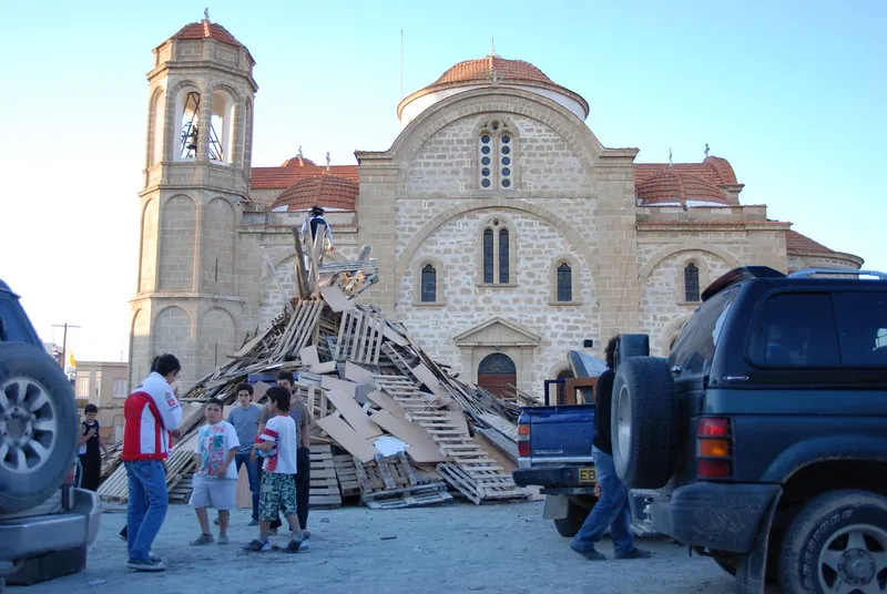 Cypr | Przygotowania do palenia ogniska Cypr | Przygotowania do palenia ogniska