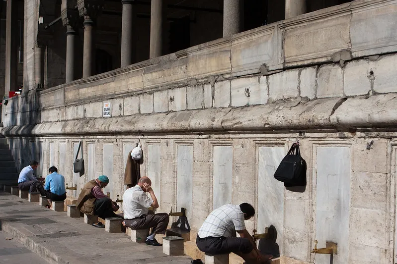 Turcja | Rytualna ablucja przed Nowym Meczetem w Stambule