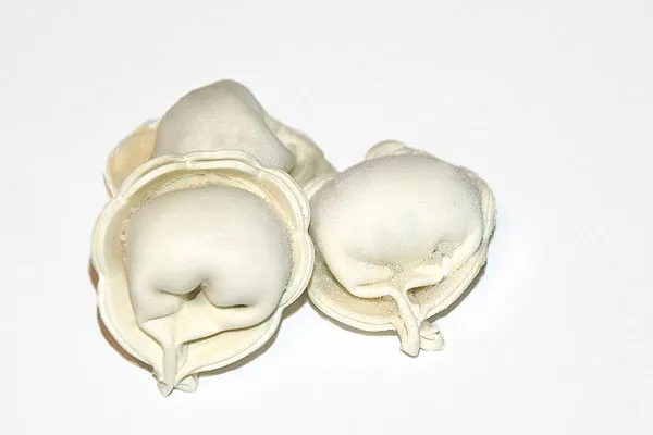 Rosja | Rosyjskie pierożki z mięsnym farszem (pelmeni) chętnie spożywane na co dzień i od święta Rosja | Rosyjskie pierożki z mięsnym farszem (pelmeni) chętnie spożywane na co dzień i od święta