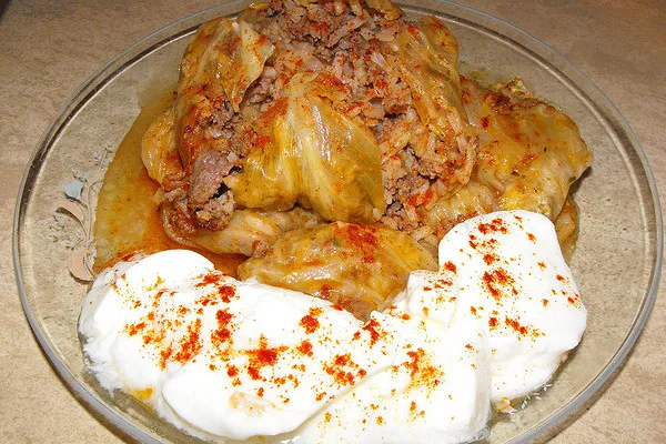 Chorwacja | Nazwa „sarma” pochodzi od tureckiego słowa „sarmak”, czyli „otoczyć Chorwacja | Nazwa „sarma” pochodzi od tureckiego słowa „sarmak”, czyli „otoczyć