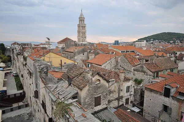 Chorwacja | Pałac Dioklecjana w Splicie to rozległa willa z licznymi pomieszczeniami i pomniejszymi budowlami. Widoczną na zdjęciu wieżę dobudowano w średniowie-czu Chorwacja | Pałac Dioklecjana w Splicie to rozległa willa z licznymi pomieszczeniami i pomniejszymi budowlami. Widoczną na zdjęciu wieżę dobudowano w średniowie-czu