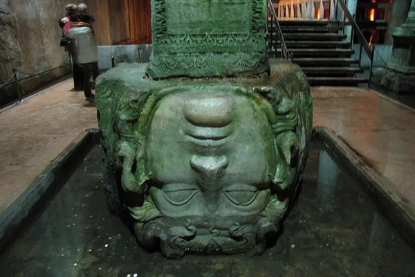 Turcja | Podstawa filaru w kształcie Meduzy, Cysterna Bazyliki