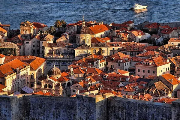 Chorwacja | Św. Błażej, jako patron miasta, często bywa przedstawiany z miniaturą miasta w rękach Chorwacja | Św. Błażej, jako patron miasta, często bywa przedstawiany z miniaturą miasta w rękach