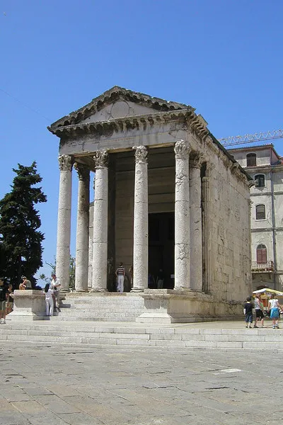 Chorwacja | Kolumny świątyni wykonane zostały w porządku korynckim Chorwacja | Kolumny świątyni wykonane zostały w porządku korynckim