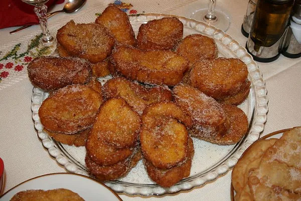 Portugalia | Tradycyjne rabanadas, czyli smażone grzanki maczane w słodkim mleku.. Portugalia | Tradycyjne rabanadas, czyli smażone grzanki maczane w słodkim mleku..