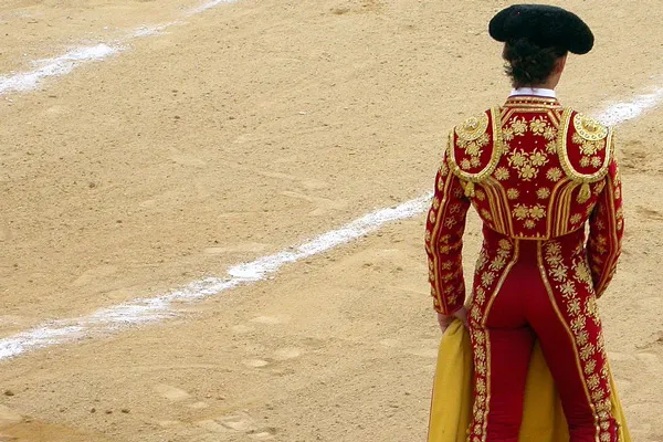 Portugalia | Dziarski torero, gardząc śmiercią, staje do walki z bestią Dziarski torero, gardząc śmiercią, staje do walki z bestią