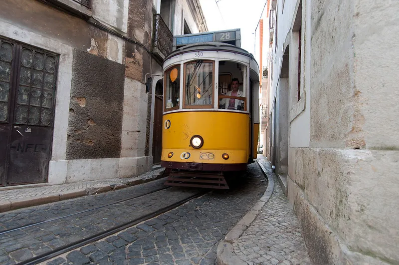 Portugalia | Podróżując wąskimi i krętymi uliczkami wystarczy wyciągnąć rękę by dotknąć ścianę kamienicy Portugalia | Podróżując wąskimi i krętymi uliczkami wystarczy wyciągnąć rękę by dotknąć ścianę kamienicy