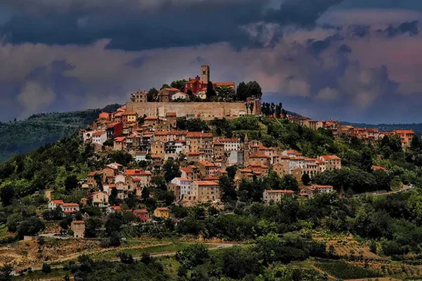 Chorwacja | Miasto Motovun słynie ze sprzedawanych tu trufli Chorwacja | Miasto Motovun słynie ze sprzedawanych tu trufli