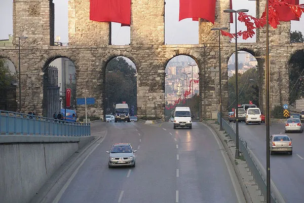 Turcja | Na ulichach tureckich jest bardzo głośno, gdyż Turcy wykazują olbrzymie zamiłowanie do używania klaksonu